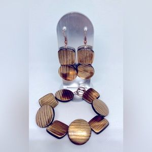 # 017 Earring and bracelet set.